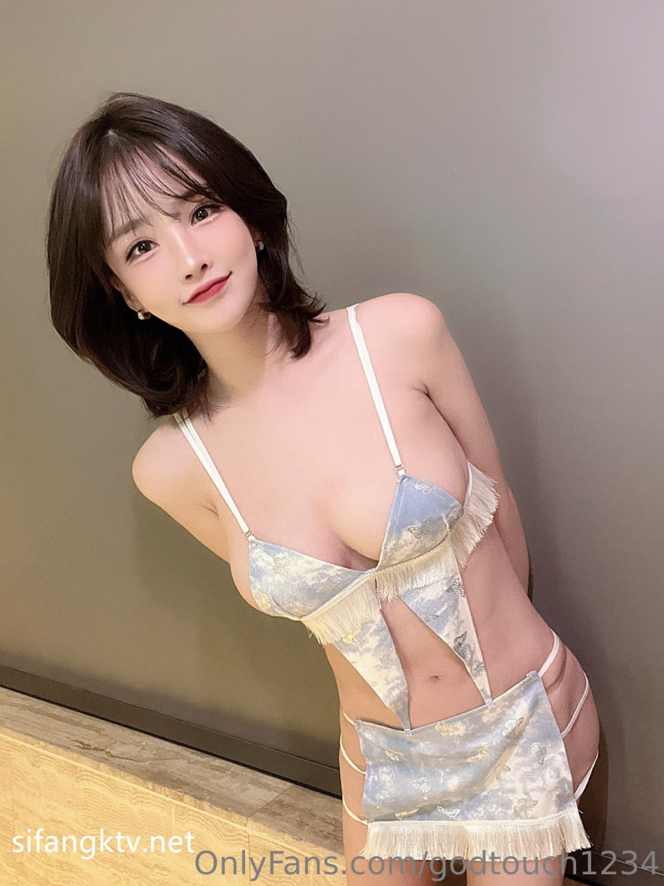 【2024-02-18】Having sex while changing into a bikini