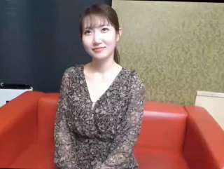 胖子传媒工作室网聊的骚熟女，半推半就扒裤子扣穴，吃药操逼猛怼，搞完骚女自慰